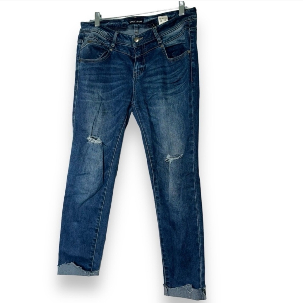 ONLY Jeans, skinny cropped distressed denim fits size 28 length 26